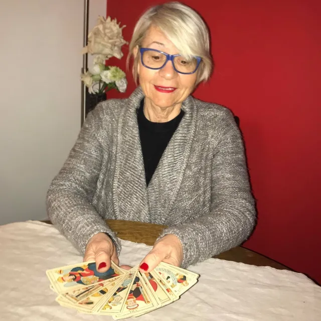 Fabienne Bouqueniaux, voyante médium à Paris 14e, présentant les lames du Tarot de Marseille
