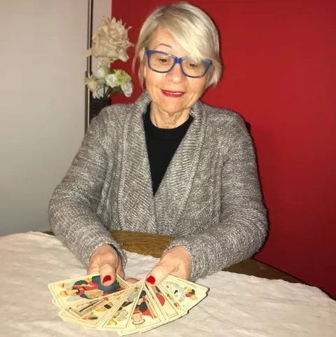 Fabienne Bouqueniaux, voyante médium à Paris 14e, présentant les lames du Tarot de Marseille
